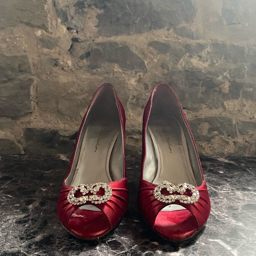 Red satin ‘Savanna’ open toe heels pumps with crystals